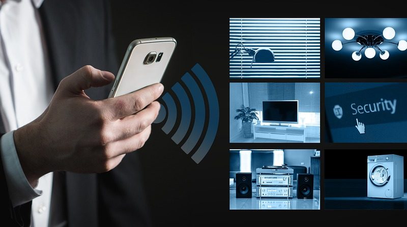 Automatische zonwering op een modern woonhuis met zonnige gevel