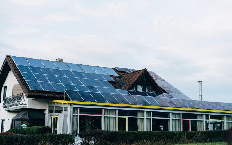 Duurzaam gebouw met zonnepanelen en groene gevel als voorbeeld van duurzame bouw