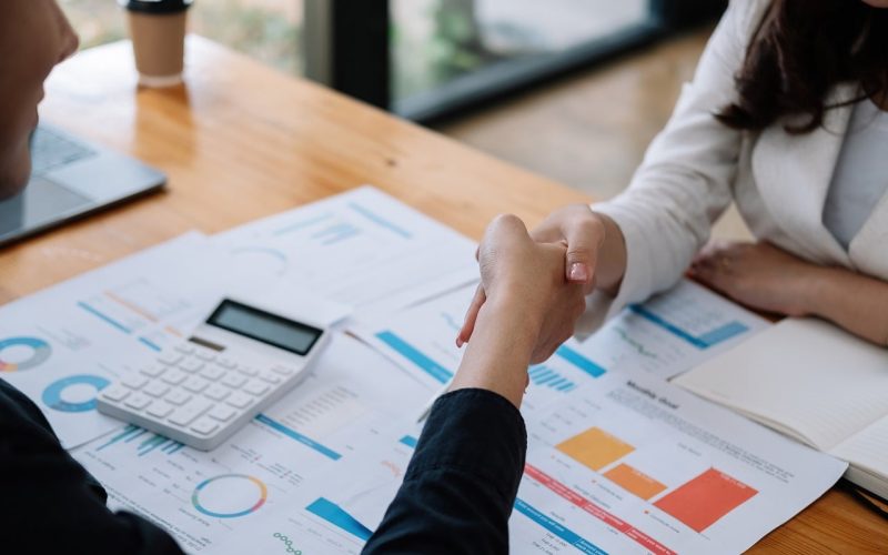 Twee consultants bespreken een carrièreplan aan een vergadertafel op kantoor
