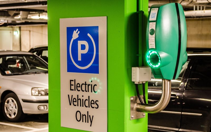 Elektrische auto's die laden op het parkeerterrein van een bedrijf