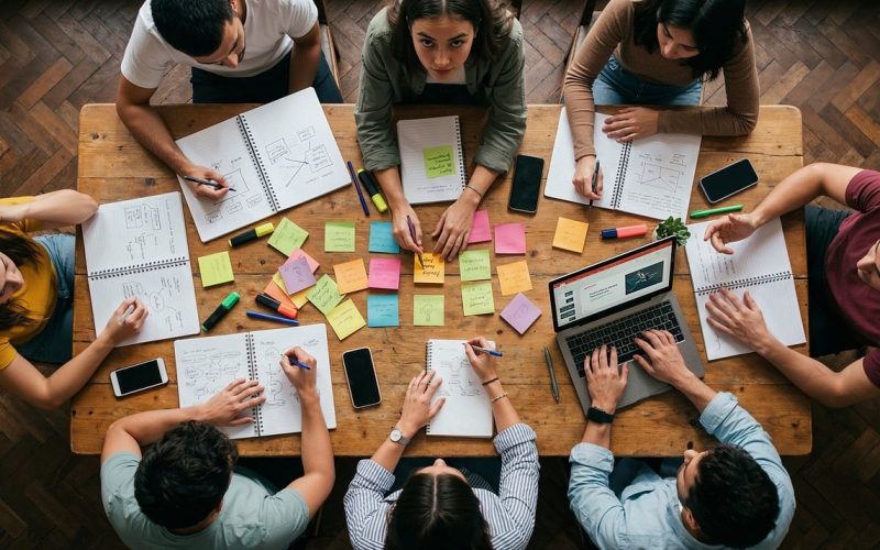 Collega's bespreken duurzaamheidsideeën tijdens een werksessie op kantoor
