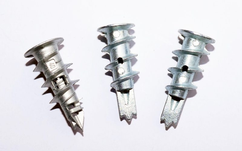 Installateur die spouwmuurisolatie aanbrengt in een Nederlandse woning