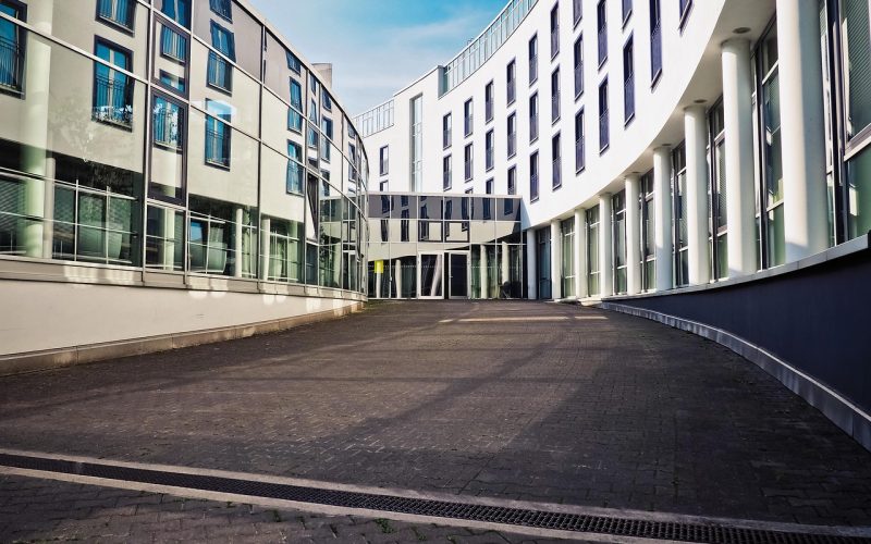 Moderne glazen serre aangebouwd aan een woonhuis met tuinzicht