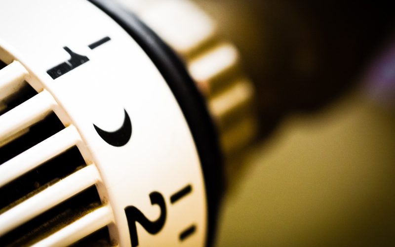 Thermostatkraan op radiator in woonkamer voor stooklijn instelling cv-ketel