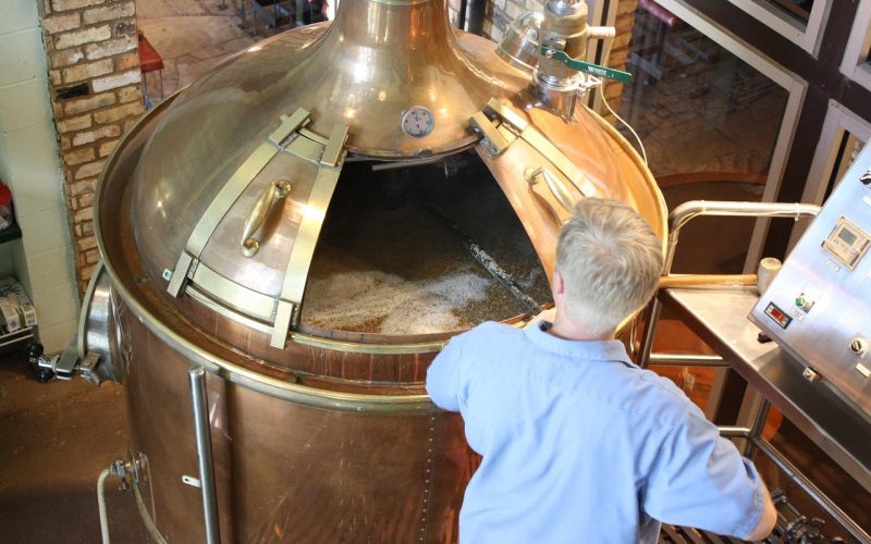 Leidingen en meetapparatuur in een ambachtelijke brouwerij voor waterbeheer