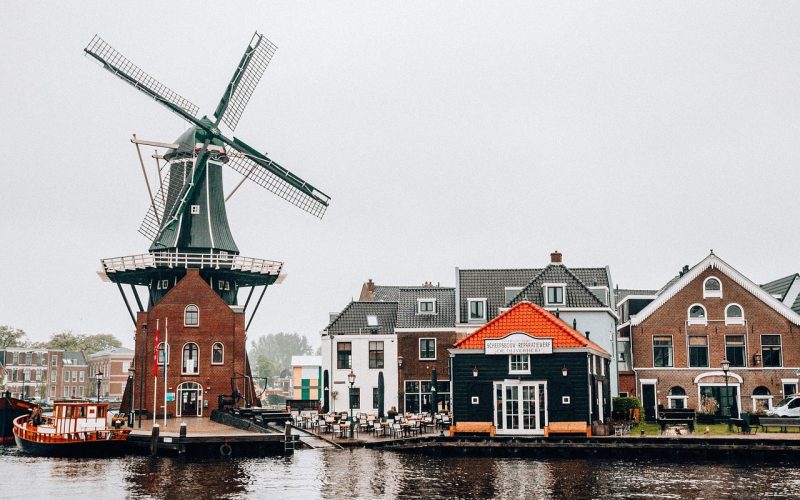 Historische grachten en gevels in een schilderachtig Nederlands dorp zoals Monnickendam