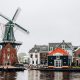 Historische grachten en gevels in een schilderachtig Nederlands dorp zoals Monnickendam