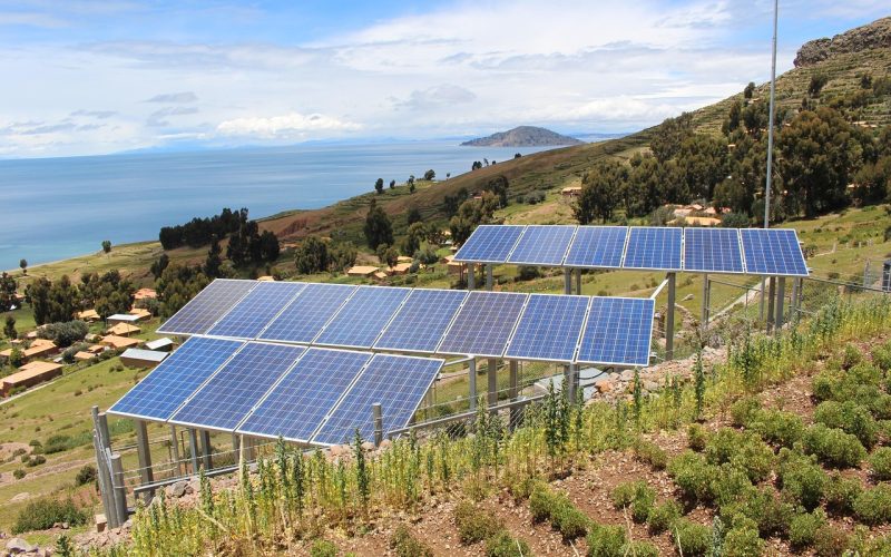 Gemeentelijk gebouw met zonnepanelen op het dak als voorbeeld van verduurzaming in de publieke sector